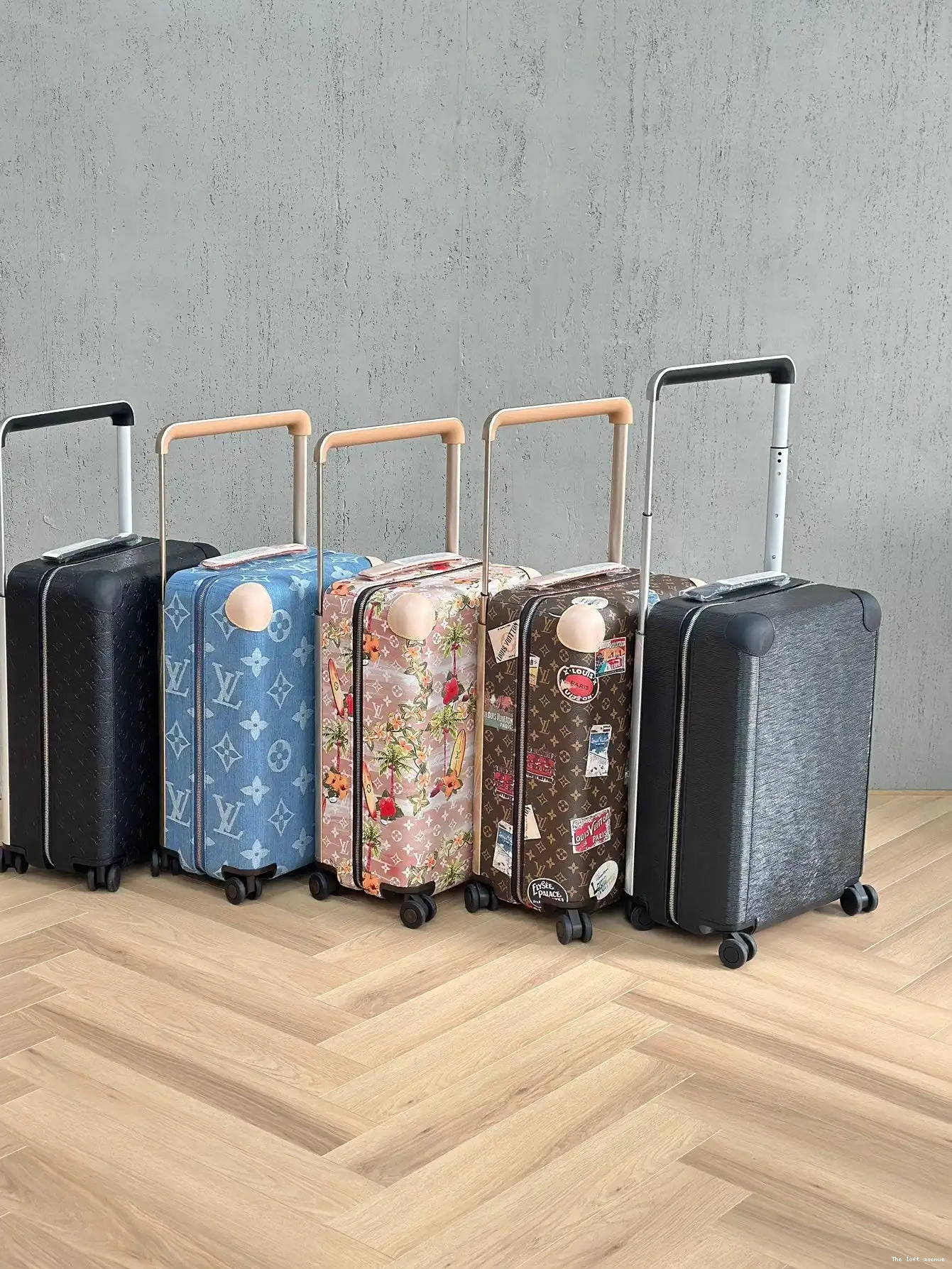 55 37L PATCHES CUSTOM HORIZON SUITCASE TRAVEL CABIN 0513